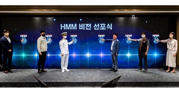 HMM 비전 선포식, <a href='https://www.businesspost.co.kr/BP?command=article_view&num=316843' class='human_link' style='text-decoration:underline' target='_blank'>김경배</a> "2026년까지 15조 투자해 성장 이어갈 것" 