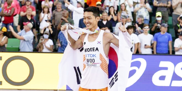 [오늘Who] '스마일점퍼' 우상혁, 한국 육상 사상 첫 세계선수권 은메달