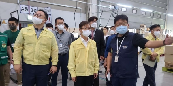 노동부 장관 이정식 쿠팡 물류센터 방문, 예고없이 찾아가 폭염 대응 점검