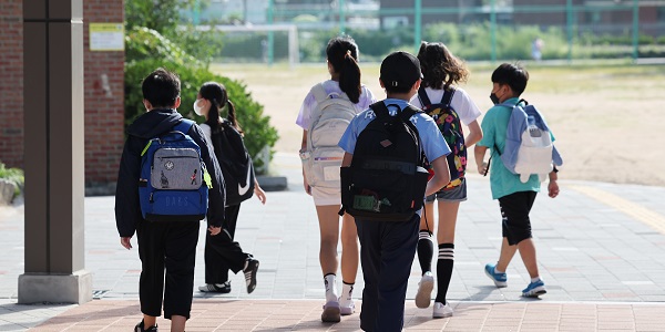 블룸버그가 본 한국 출산율 저하 원인, 교육비 경력단절 젠더갈등 그리고