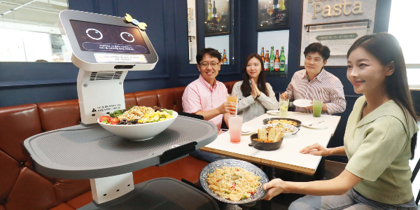 LG 클로이 로봇 '백종원 홍콩반점'에서 서빙한다, LG전자 로봇 사업 확대 
