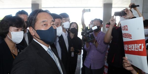 김태현 국민연금 이사장 취임 첫날 출근 저지당해, 취임식도 연기