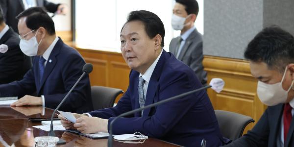 [한국갤럽] 윤석열 지지율 24%로 취임 뒤 최저, 해외순방 부정평가 54%