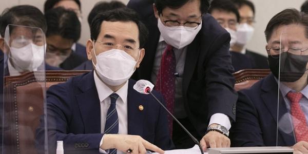 정치권에 친원전 대 신재생 대결 기류, RE100 달성 급한 기업들 곤혹