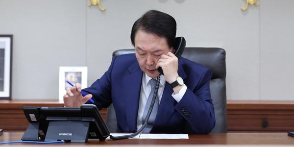 윤석열 일본 총리 기시다와 전화통화, “북한 도발에 엄정 대응하자”