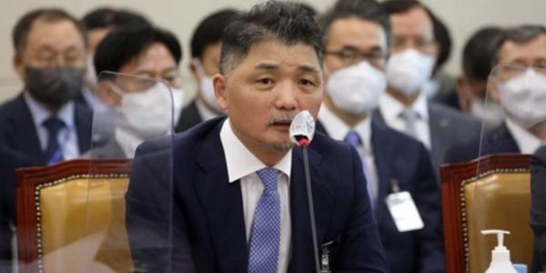 바람 잘 날 없는 카카오, 경영 손 뗀 김범수도 주가도 1년 내내 '흔들'