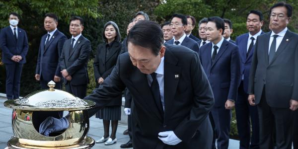윤석열, 10·26 43주기 앞두고 현충원 박정희 묘소 참배