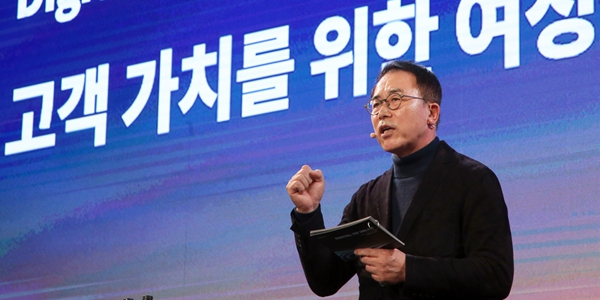 [현장] 신한금융 '디지털 혁신 6년' 숨가빴다, <a href='https://www.businesspost.co.kr/BP?command=article_view&num=337349' class='human_link' style='text-decoration:underline' target='_blank'>조용병</a> 눈은 계속 미래로