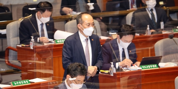 추경호 "환율에 개입 않고 있어" "종부세로 부동산시장 관리는 잘못" 