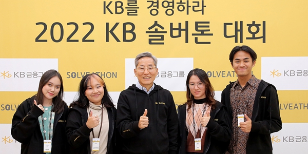 KB금융 마라톤 토론대회 개최, <a href='https://www.businesspost.co.kr/BP?command=article_view&num=302418' class='human_link' style='text-decoration:underline' target='_blank'>윤종규</a> 대학생과 직접 경영현안 토론