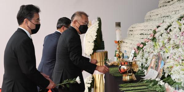 정의선 현대차 경영진과 이태원 합동분향소 조문, 