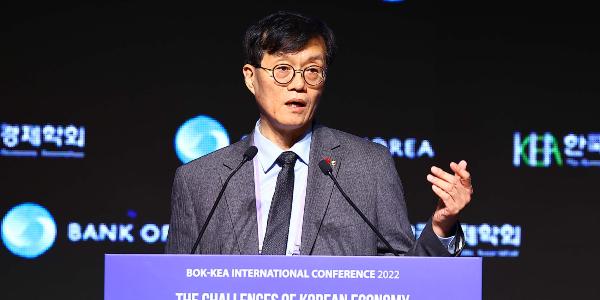 이창용 “긴축적 통화정책 유지는 여전히 한국은행의 우선 과제