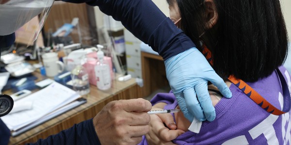 국산 1호 코로나 백신·치료제 절반의 성공, 정부의 '리스크 분담' 목소리