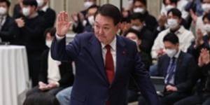 [알앤써치] 윤석열 지지율 2주째 40%대, 60대 이상 상승 부울경 하락