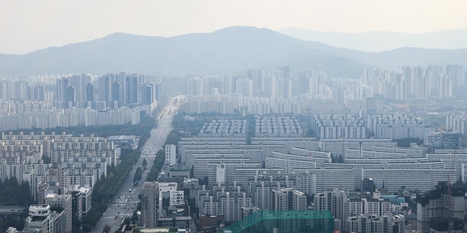 직방 조사서 77.7%가 2023년 부동산 가격 하락 전망, "금리 부담"