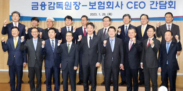 금감원장 <a href='https://www.businesspost.co.kr/BP?command=article_view&num=317426' class='human_link' style='text-decoration:underline' target='_blank'>이복현</a> 보험사 간담회, “외형 확장보다 금융시장 안정에 힘써야”