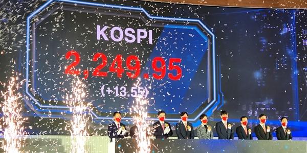 [현장] 새해 맞은 주식시장, 금융당국 수장들 