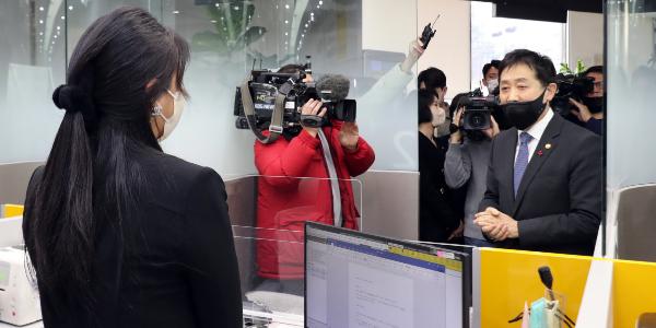 금융위원장 김주현, KB국민은행 탄력점포 찾아 “단축 영업시간 복원해야”