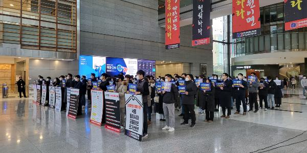 산은 부산이전 갈등 격화, 강석훈 '꼼수 인사'에 노조 가처분 신청 맞서 