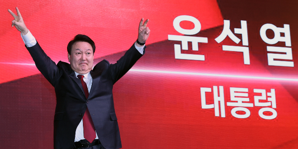 [데스크리포트 3월] <a href='https://www.businesspost.co.kr/BP?command=article_view&num=302115' class='human_link' style='text-decoration:underline' target='_blank'>윤석열</a> 한미일 동맹 강화 구상 비로소 가시화