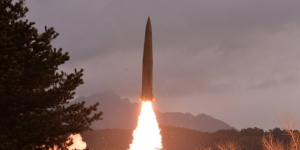 북한 8일 만에 동해상으로 탄도미사일 발사, 한미상륙훈련 항모전개 반발