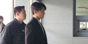 ‘마약 투약혐의’ 유아인 경찰 출석, 조사 후 구속영장 검토