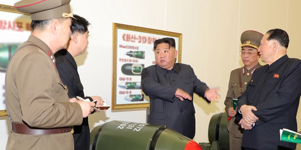 김정은 핵 역량 강화 지시, “언제 어디서든 핵무기 사용할 수 있게 준비”
