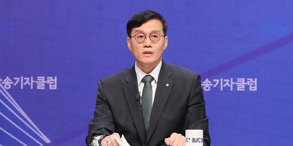 생중계 마이크 잡은 한은 총재 이창용, “금리인하 논의는 시기상조”  