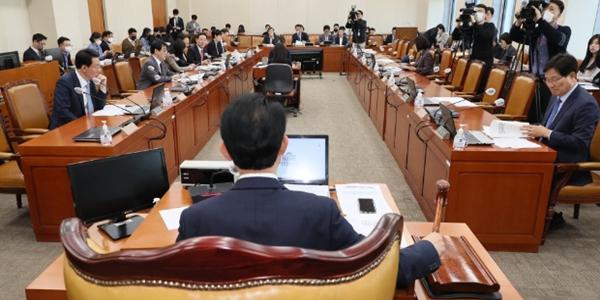 K칩스법안 국회 기재위 소위 통과, 재계 