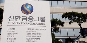 <a href='https://www.businesspost.co.kr/BP?command=article_view&num=338197' class='human_link' style='text-decoration:underline' target='_blank'>진옥동</a> '선한 영향력 1위' 강조, 은행 카드 보험 계열사 ESG ‘선의의 경쟁’