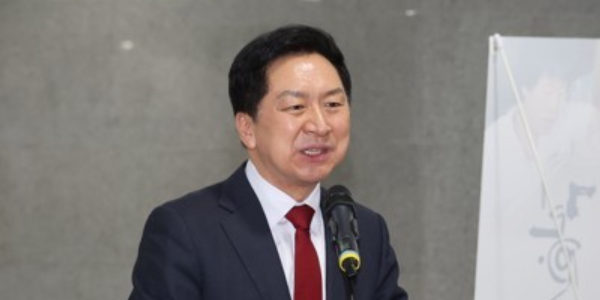 <a href='https://www.businesspost.co.kr/BP?command=article_view&num=305429' class='human_link' style='text-decoration:underline' target='_blank'>김기현</a> 국민의힘 때늦은 극우 거리두기, 중도층 이탈 가속에 다급