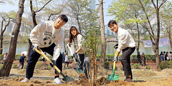 롯데물산, 식목일 맞아 서울 잠실 석촌호수 인근에 묘목 1034그루 심어