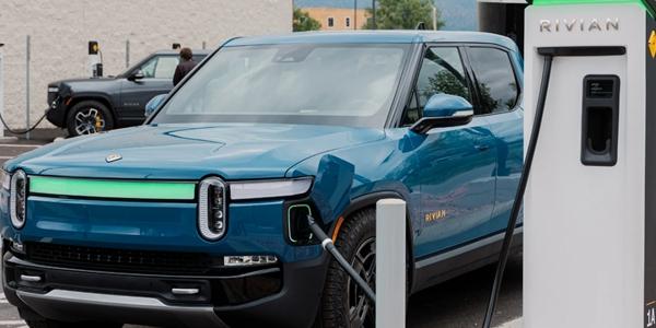 리비안 전기차 출하량 달성에도 재무 불안, 주식 ‘강력 매도’ 의견도 나와