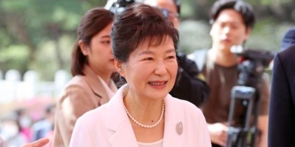 박근혜 대구 이사 후 첫 공식 일정으로 동화사 방문, 의현 스님 만나