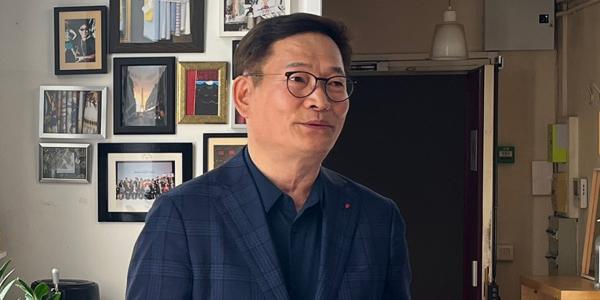 송영길 돈 봉투 의혹에 민주당 자진 탈당 결정, 24일 오후 귀국 