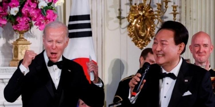 전국지표조사 윤석열 지지율 32%, 우크라이나 지원 발언 문제 있다 56%