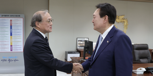 윤석열 일본 국가안전보장국장 만나, “셔틀외교로 우호와 협력 확대될 것”