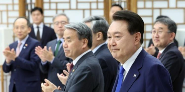 전국지표조사 윤석열 지지율 36%, 국정운영 '불신' 56% '신뢰' 40%