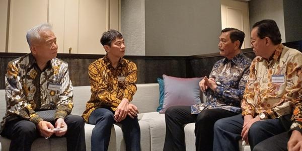 [현장] 금감원장 이복현 바틱 입고 연신 