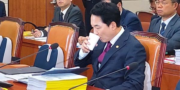 [현장] 박민식 첫 보훈부 장관 가는 길 험난, 과거 수사·변호사 겸직 질의 진땀