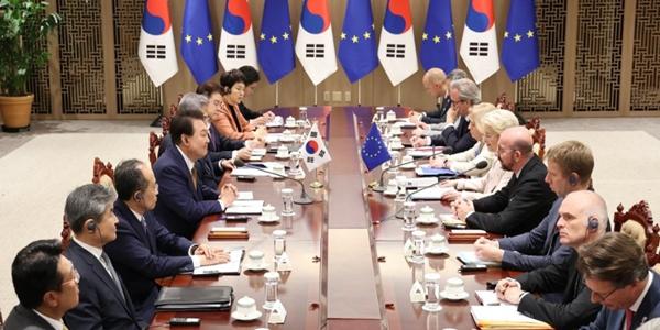 윤석열 EU 상임의장과 집행위원장 만나, 