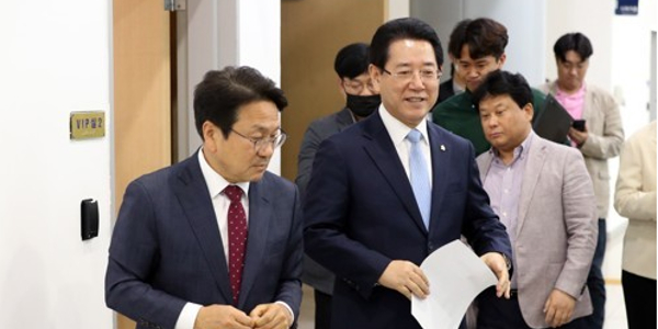 홍준표 TK 신공항 건설사업 속도 붙여, 김영록은 광주 군공항 통합이전 난항