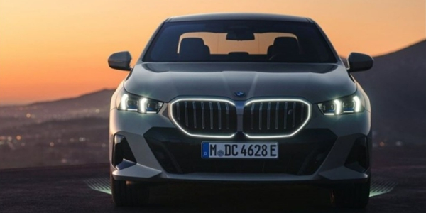 BMW-벤츠 5시리즈와 E클래스 완전변경 한국 출시 눈앞, 친환경차에 방점