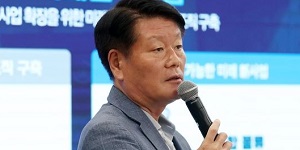 글로벌 해운동맹 재편 앞두고 HMM 고민에 빠지다, <a href='https://www.businesspost.co.kr/BP?command=article_view&num=316843' class='human_link' style='text-decoration:underline' target='_blank'>김경배</a> 해법 찾기 비상