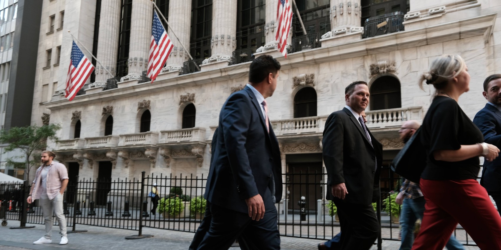 ニューヨーク証券取引所はFRB議長の発言で下落、テスラの投資判断低下で6%下落