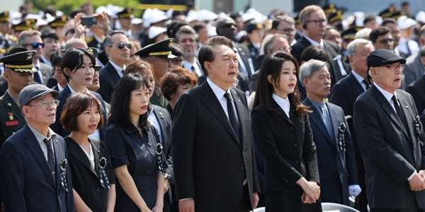 윤석열 현충일 추념식 참석, “북한 핵위협에 한미 핵기반 동맹으로 지킬 것”