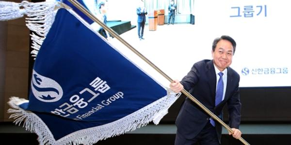 신한금융 회장 100일 진옥동 ESG경영 강화했다, '리딩금융' 복귀는 과제