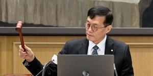 한국은행 기준금리 4회 연속 동결, 물가상승률 둔화·주요국 통화정책 고려