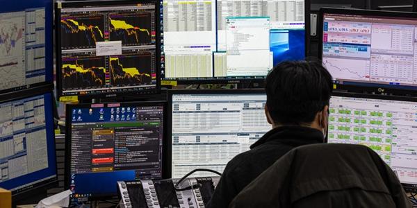 코스피 외국인투자자 매도에 장중 2620선 약보합, 코스닥은 900선 눈앞