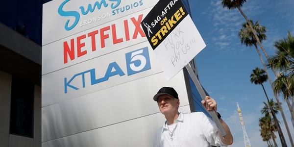 넷플릭스 작가와 배우 파업에도 실적 양호, 